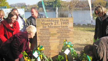 Familielede van die oorledenes lê blomme by die Westdene gedenksteen Familielede van die oorledenes lê blomme by die Westdene gedenksteen